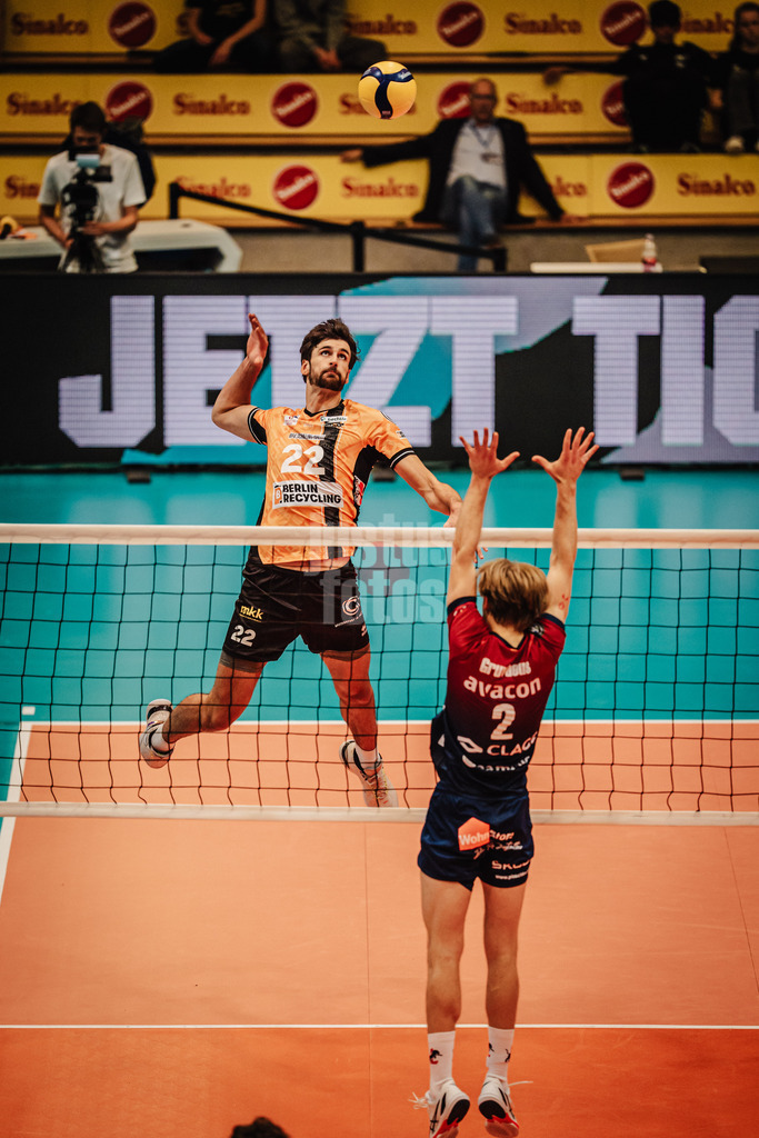 Volleyball | Herren | Saison 2025/2026 | Volleyball Ligacup | Finale | SVG Lüneburg vs. Berlin Recycling Volleys | 12.10.2024 | Jake Hanes (#22, BERLIN RECYCLING Volleys) beim Angriff
