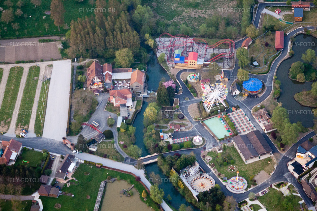 Vue aérienne: Le parc d'attractions Dennlys Park à Reclinghem à Dennebrœucq dans le département Pas de Calais, France – .Photo: IMG_40136.jpg prise le 17/04/2011 par Werner Riehm/FLY-FOTO.eu – Résolution de l'original: 4752 x 3168 px