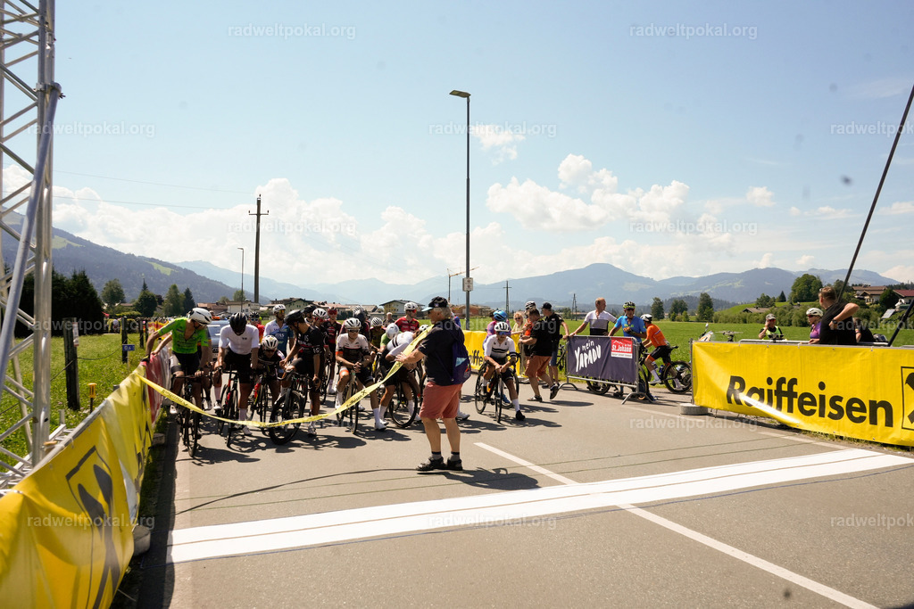 89_20230817_Bewerb_Maenner_Muehlanger | AUT - OESTERREICH, 2023-08-16: SPORT RENNRAD-FAHREN - 55. INTERNATIONALER RADWELTPOKAL IN ST. JOHANN IN TIROL  - Vintage-Radrennen mit WM-Bronze-Medaillen-Siegerin Christina Schweinberger, den Teilnehmer und Alexander Baumann (vom Orginastions-Team) - TAG 2 BEWERB MAENNER IN SECHS GRUPPEN  ; Foto: Roland Muehlanger