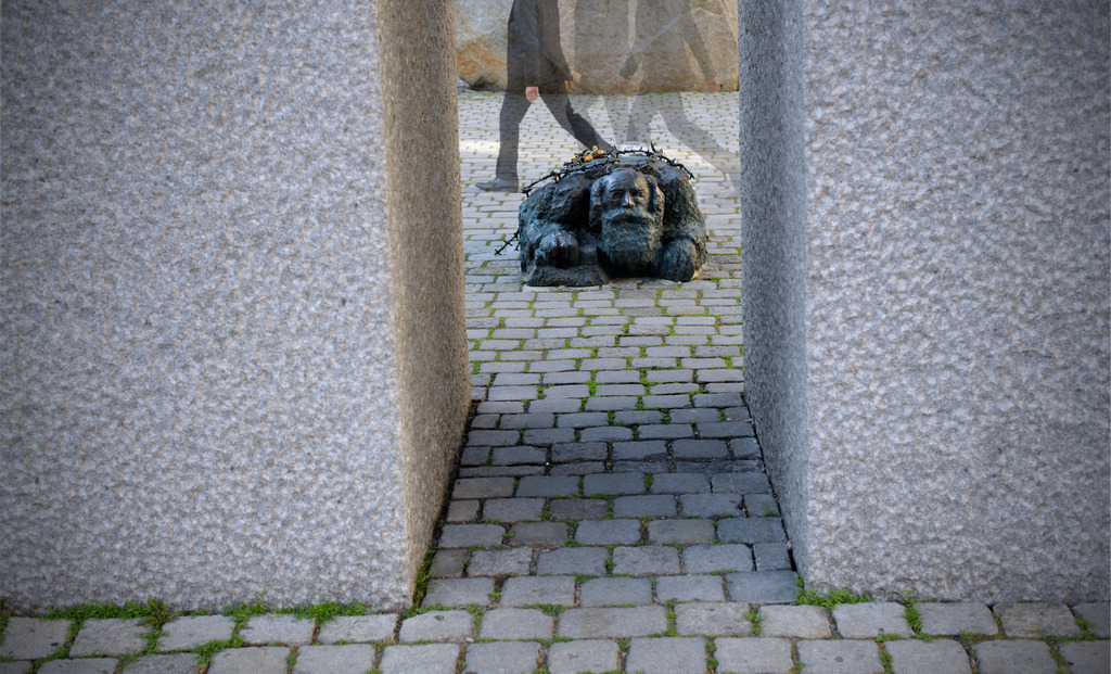 Alfred Hrdlicka Mahnmal | Wien, Austria - May 08, 2012: Alfred Hrdlicka Mahnmal. - Realisiert mit Pictrs.com