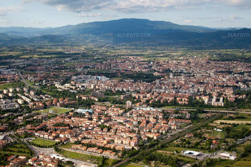 Aerial view: View of the town in Vignale in the state Tuscany, Italy. – Photo: IMG_28682.jpg taken on 06/04/2010 by Werner Riehm/FLY-FOTO.com – Resolution of the original: 4385 x 2923 px
