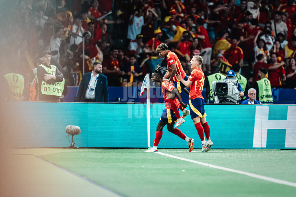 Fußball | Herren | UEFA-Fußball-Europameisterschaft 2024 | Finale | Spanien vs. England | 14.07.2024 | Nico Williams (#17, Spanien) schießt ein Tor und jubelt, Lamine Yamal (#19, Spanien) springt ihm auf den Rücken