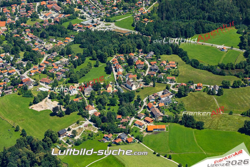 Aktuelles Luftbild von  Bad Heilbrunn - Die Luftaufnahme wurde 2022 mittels UL-Flugzeug erstellt ( keine Drohne ) - hochauflösende Kamera-Systeme von  Canon -Beste Qualität - Für grossformatige Ausdrucke geeignet. Die Geschenkidee !