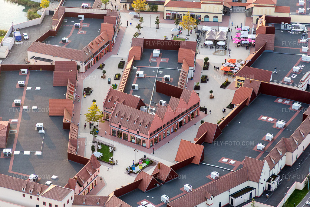 Aerial view: Shopping Center Roppenheim The Style Outlets in Roppenheim in the state Bas-Rhin, France. – Photo: IMG_074423.jpg taken on 10/04/2014 by Werner Riehm/FLY-FOTO.com – Resolution of the original: 5472 x 3648 px – The Style Outlets Roppenheim