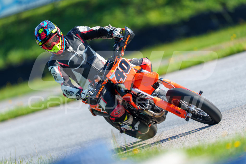 SuperMoto_Staatsmeisterschaft_Greinbach_044 | GRIPcapture steht für authentische Sportfotografie in Österreich – für Momente, die mehr sind als Geschwindigkeit oder Ergebnis. Es geht um Emotion, Spannung, Fokus und den Augenblick, der oft nur einen Wimpernschlag dauert.Ob Motorsport, Teamsport oder 