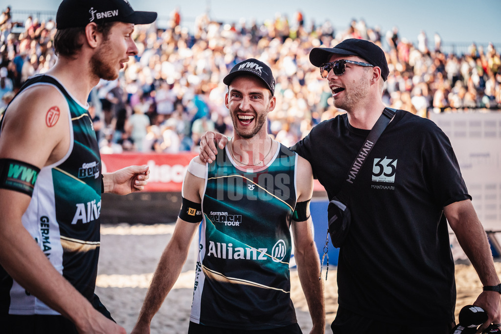 Beachvolleyball | Männer | Deutsche Meisterschaften 2025 Timmendorfer Strand | 06.09.2025 | v.l. Nils Ehlers, Clemens Wickler und Moderator Tim Noack