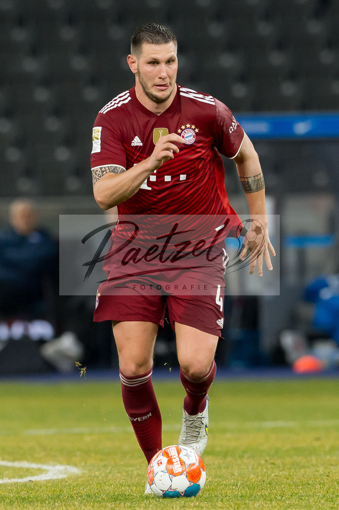BSCFCB20220123_343 | Fussball, Herren: Niklas Suele (FC Bayern Muenchen) in Aktion, am Ball, Einzelaktion bei dem Spiel der 1. Bundesliga zwischen Hertha BSC und FC Bayern Muenchen im Olypiastadion am 23.01.2022 in Berlin, Deutschland.DFB / DFL REGULATIONS PROHIBIT ANY USE OF PHOTOGRAPHS AS IMAGE SEQUENCES AND/OR QUASI-VIDEO. - Realisiert mit Pictrs.com