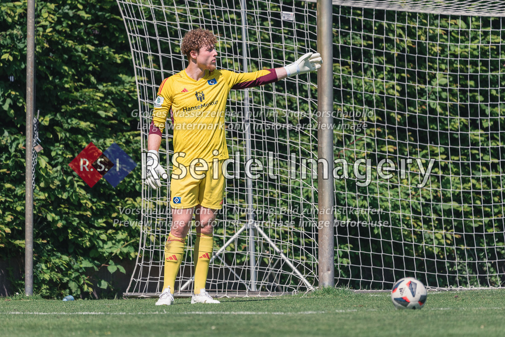 RS-1-047640 | Hannes Steffen Hermann (#23, HSV, Torwart) schickt seine Mitspieler weiter nach vorne.