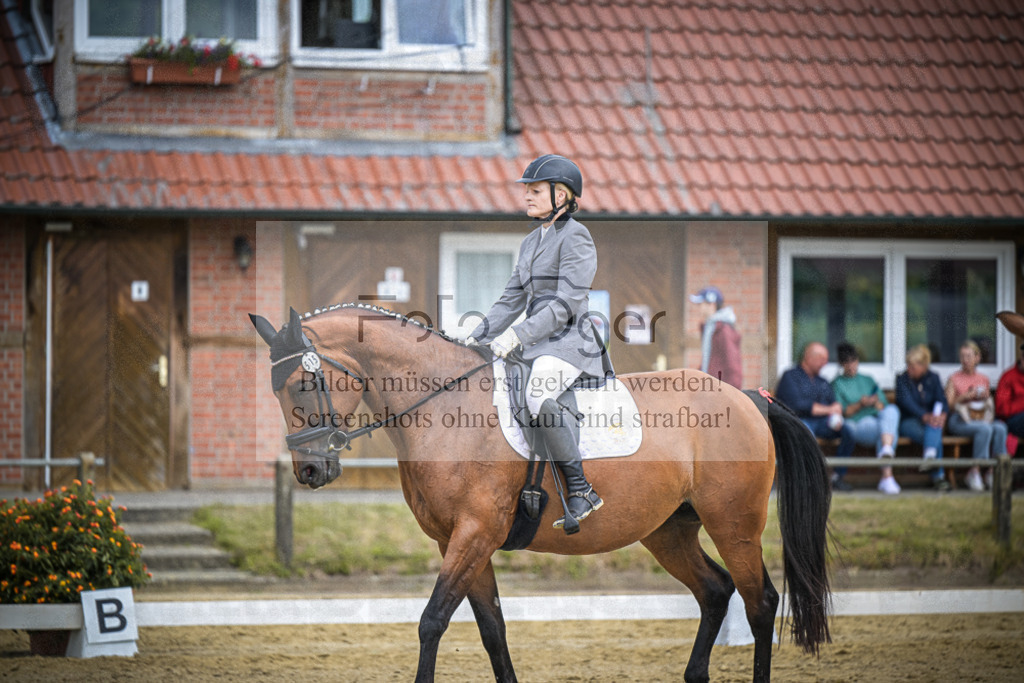 DOS_8879 | Entdecke hochwertige Reitturnierfotos von Foto Oger. Professionell, emotional und authentisch – jetzt Lieblingsmomente im Shop bestellen.Deutschlandweite Turnierfotografie. - Realisiert mit Pictrs.com