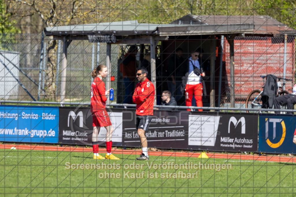 20250406_145325_0489 | #,1.FC Donzdorf (rot) vs. SV Jungingen (schwarz), Fussball, Frauen-Verbandsliga Württemberg, 16. Spieltag, Saison 2024/2025, Rasenplatz Lautertal Stadion, Süßener Straße 16, 73072 Donzdorf, 06.04.2025 - 13:00 Uhr,Foto: PhotoPeet-Sportfotografie/Peter Harich
