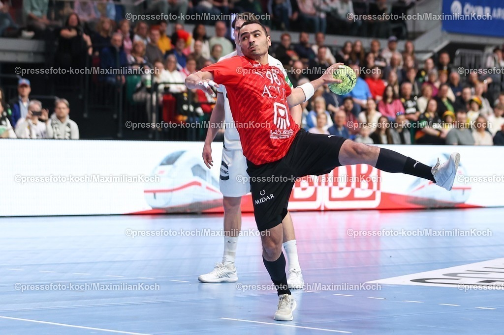 xKWIx22032601027 | 22.03.2026, Handball, Länderspiel Herren, Deutschland - Ägypten, ÖVB-Arena Bremen: Omar Khaled (Egypt #98) beim Freiwurf xKamilxWilkowskixPressefotoKochx