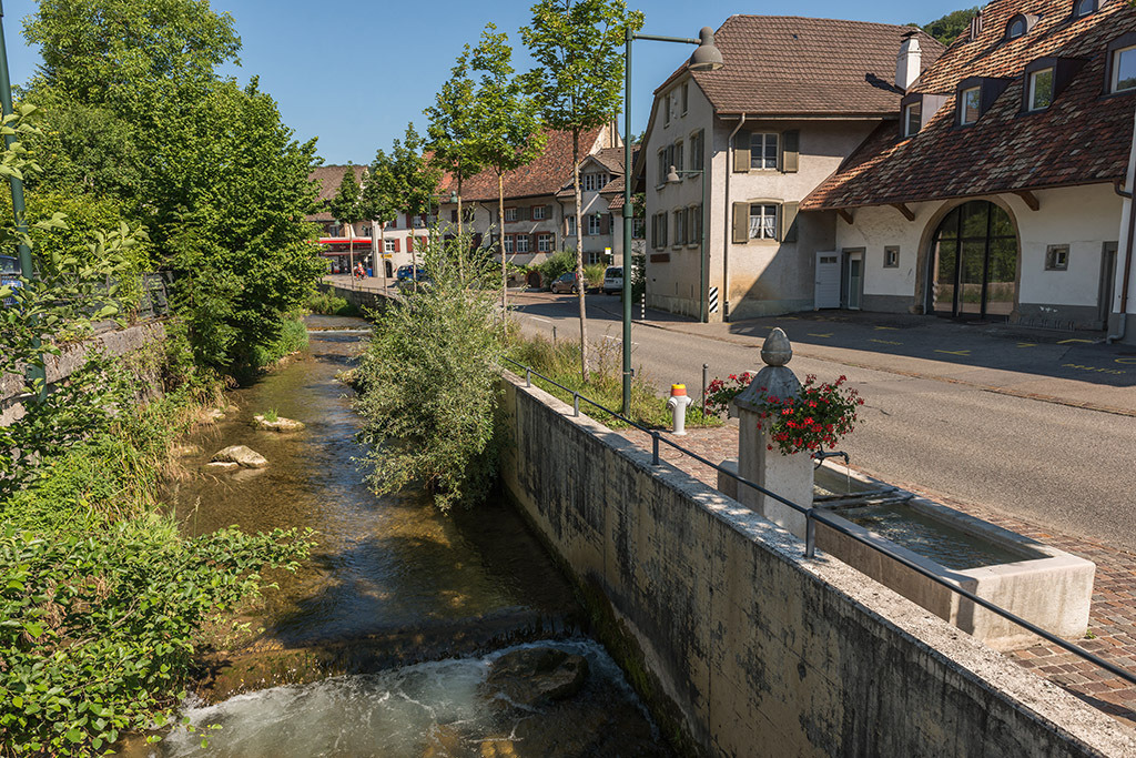Dorfbach Hintere Frenke | in Ziefen, Baselland, Schweiz. - Realisiert mit Pictrs.com
