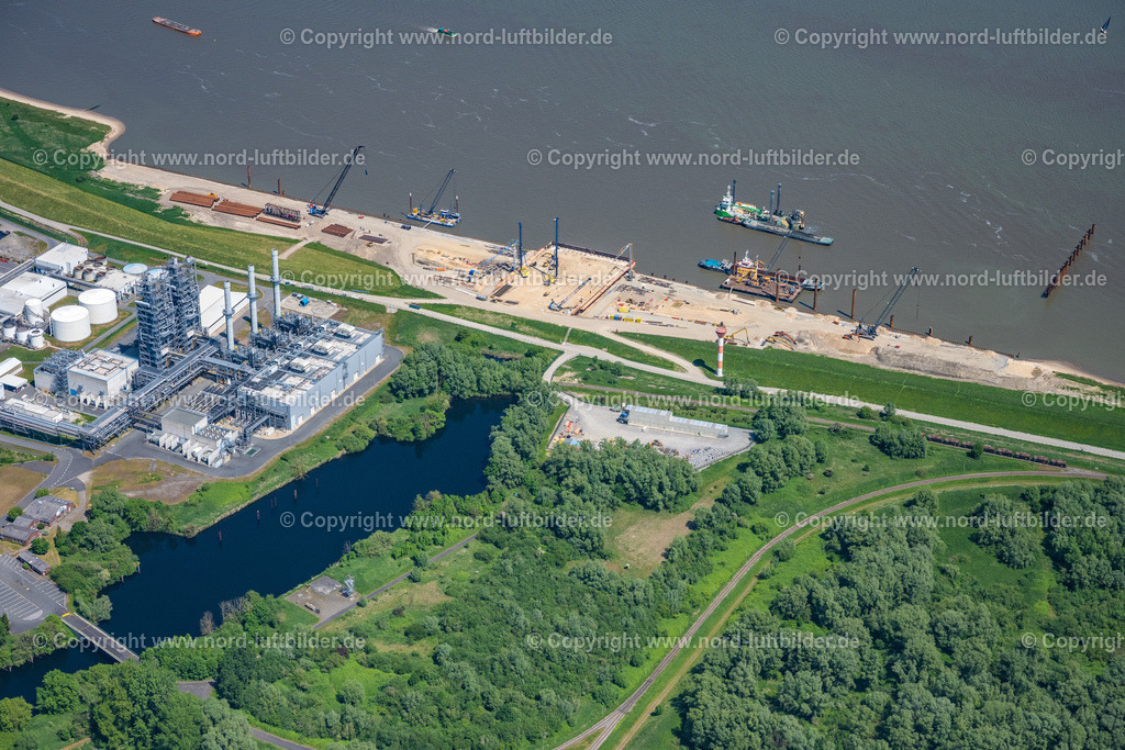 Stade_Lng_Terminal_Baustelle_ELS_8248280523 | STADE 28.05.2023 Baustellen zum Ausbau der Wasserbrücke mit Leitungssystemen des LNG Erdgas und Flüssiggas- Terminal und Entladekai und AOS Raffinerie- Werksgelände an der Straße Am Seehafen im Ortsteil Bützfleth in Stade im Bundesland Niedersachsen, Deutschland. Weiterführende Informationen bei: AOS Aluminium Oxid Stade GmbH,  Dow Deutschland Anlagengesellschaft mbH,  Hafenbetriebs GmbH & Co. KG,  Hanseatic Energy Hub GmbH. // Construction site of Water bridge with line systems of the LNG natural gas and liquid gas terminal and unloading quay and AOS Raffinerie- Werksgelaende on street Am Seehafen in the district Buetzfleth in Stade in the state Lower Saxony, Germany. Further information at: AOS Aluminium Oxid Stade GmbH,  Dow Deutschland Anlagengesellschaft mbH,  Hafenbetriebs GmbH & Co. KG,  Hanseatic Energy Hub GmbH. Foto: Martin Elsen
