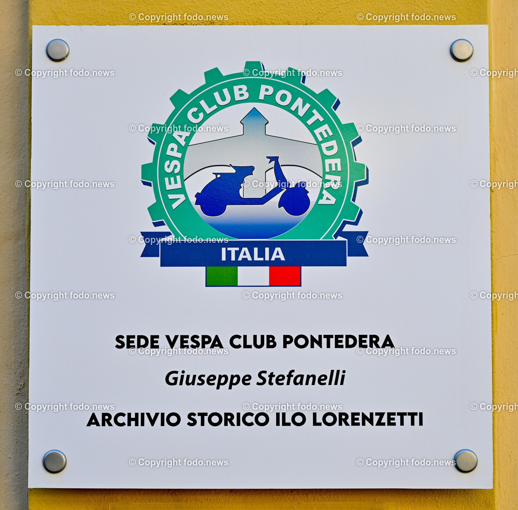 Italien_ Toskana_ Provinz Pisa_ Pontedera_ Vespa_ 29.05.2024-96 | 29.05.2024, Italien, ITA, Toskana, Pontedera im Bild Piaggio, Vespa, Museum

Piaggio ist ein italienischer Fahrzeughersteller mit Sitz in Pontedera. Das Unternehmen produziert verschiedene Mofas und Motorroller, unter anderem die Vespa, das Lastendreirad Ape sowie den Kleintransporter Porter. Zum Konzern gehören auch die Motorradmarken Aprilia, Derbi, Gilera, Laverda und Moto Guzzi. 
Quelle: Wikipedia