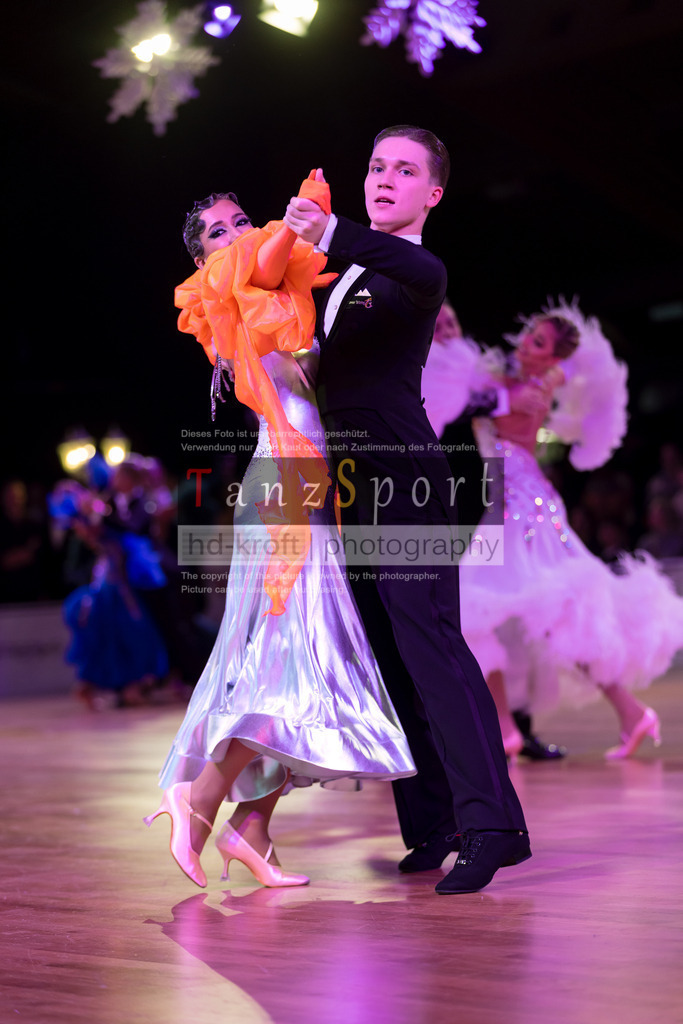 20241215_WDSF_Open_Youth_Std-Riga-8576 | Tanzsportbilder, Standardtanz, Lateintanz, WDSF, DTV, LTVB, dancecomp, goc, hessen tanzt, blaues band der spree, walzer, tango, wiener walzer, slowfox, quickstepp, samba, rumba, cha-cha-cha, paso doble. jive, hd-kroft photography, turniertanzsport