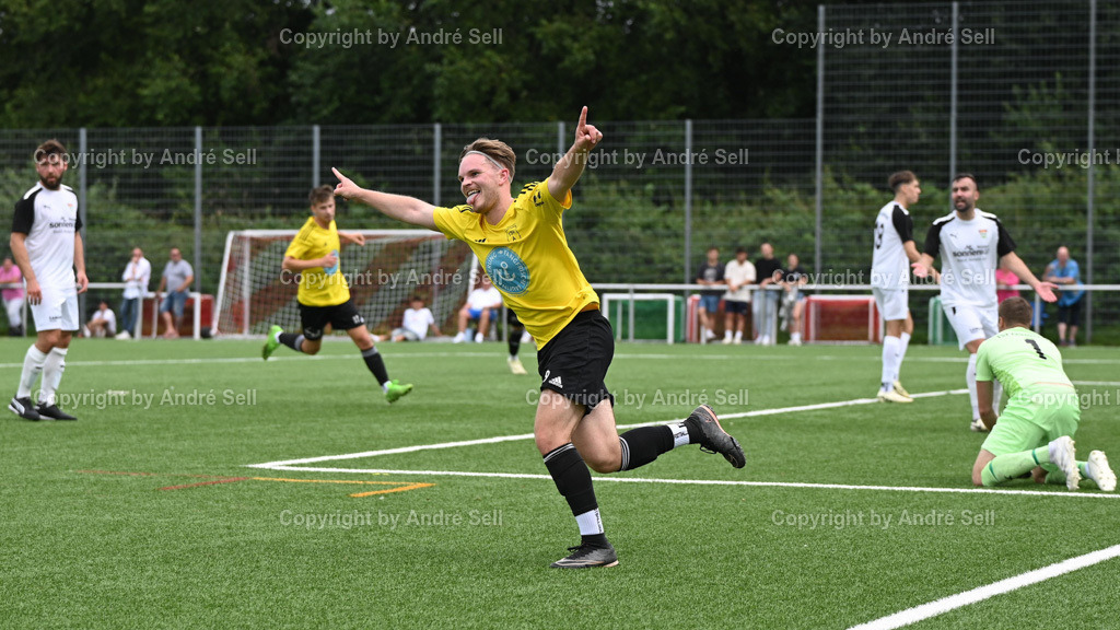 TSV Kronshagen vs TSV Altenholz | 03.08.24, Fußball-Landesliga Schleswig Männer 2024/2025, TSV Kronshagen (weiss) vs. TSV Altenholz (gelb), Jonas Schäfer (TSVA #9) dreht nach seinem Treffer zum 0-1jubelnd ab - Realisiert mit Pictrs.com