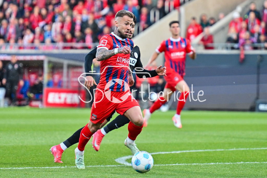 1. FC Heidenheim - SV Elversberg 07 | im Duell Muhammed DAMAR (SV Elversberg 30) und Niklas DORSCH (Heidenheim 39) / Zweikampf / Relegation Bundesliga: 1. FC Heidenheim - SV Elversberg 07, Voith-Arena am 22.05.2025 / DFL REGULATIONS PROHIBIT ANY USE OF PHOTOGRAPHS AS IMAGE SEQUENCES AND/OR QUASI-VIDEO / BLD / ZDF