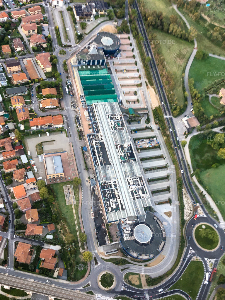 Luftbild: Complesso Commerciale Le Vele in Desenzano del Garda im Bundesland Brescia in Italien. – Foto: IMG-134978.jpg vom 23.09.2022 durch Werner Riehm/FLY-FOTO.de – Auflösung des Originals: 2674 x 3565 px – levele.info