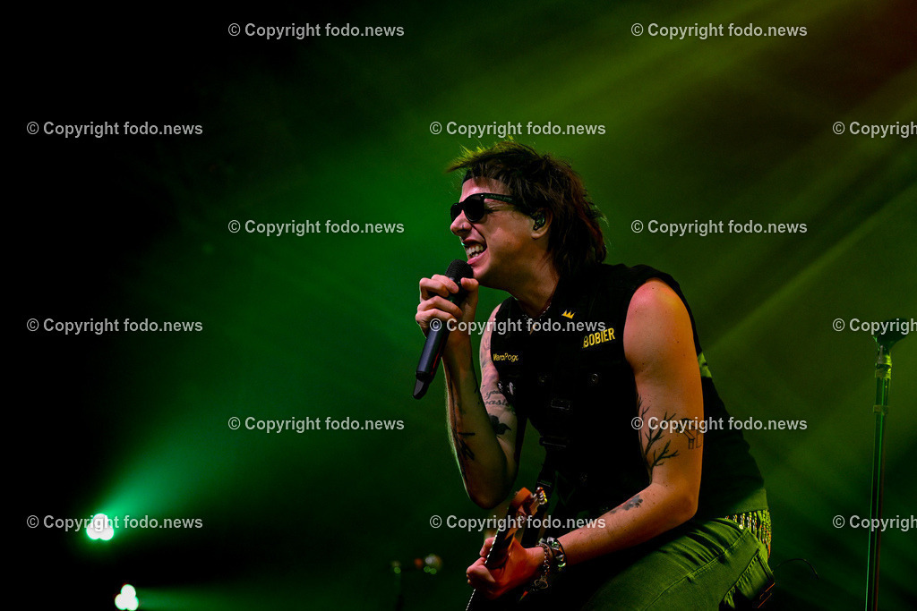 Posthof_ Turbobier_ Konzert_ 15.03.2024-20 | 15.03.2024, Linz, AUT, Posthof, Konzert Turbobier, im Bild Marco Pogo alias Dominik Wlazny (Saenger, Konzepter und Songwriter,  Gitarrist der oesterreichischen Punk-Rock-Band Turbobier, weiters Politiker der Bierpartei, Bezirksrat in Wien Simmering, Praesidentschaftskandidat, Arzt, Mediziner)