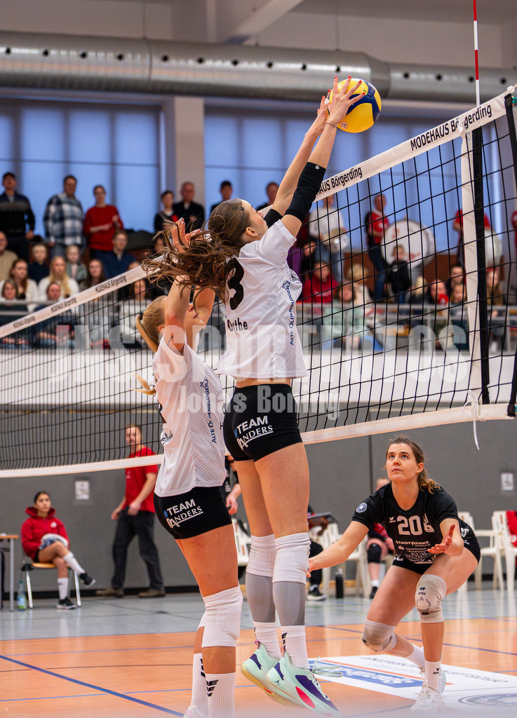Volleyball I Frauen I Saison 2025-2026 I 2 Bundesliga Pro I 17. Spieltag VFL Oythe - VC Stralsund I 1457 | Geblockt von Annelis Lotte Tyws (13,VFL Oythe) - Realisiert mit Pictrs.com