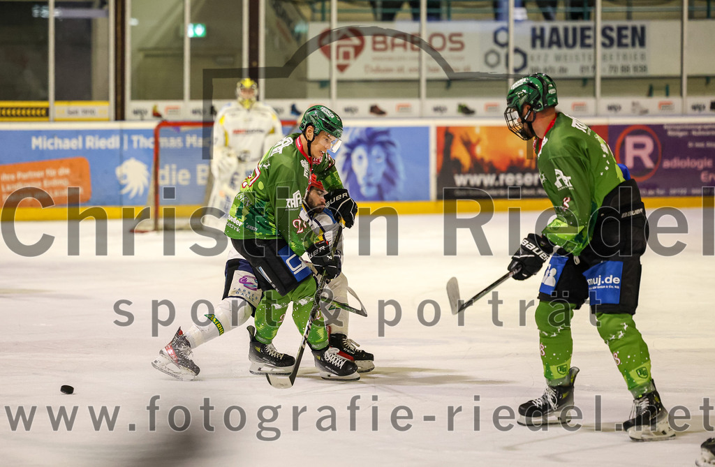 2023-12-26_053_TSV_Erding_gegen_ERV_Schweinfurt | Erding, Deutschland, 26.12.2023:
Eishockey, Bayernliga Vorrunde 2023 / 2024, 20. Spieltag, TSV Erding gegen ERV Schweinfurt, Endergebnis: 9:3

Mark Waldhausen (Erding Gladiators, #27)

Foto: Christian Riedel / fotografie-riedel.net