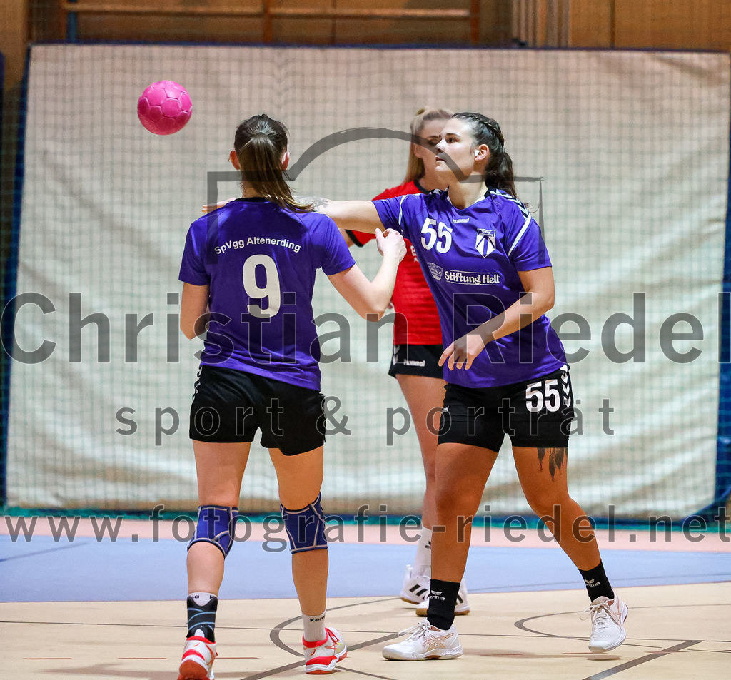 2022-11-05_098_SpVgg_Altenerding_gegen_SpVgg_Erdweg | Erding, Deutschland, 05.11.2022:
Handball, Bezirksoberliga Frauen Altbayern 2022 / 2023, 3. Spieltag, SpVgg Altenerding gegen SpVgg Erdweg, Endergebnis: 27:16

Julia Kranich (SpVgg Altenerding, #9), Verena Bauer (SpVgg Altenerding, #55)

Foto: Christian Riedel / fotografie-riedel.net