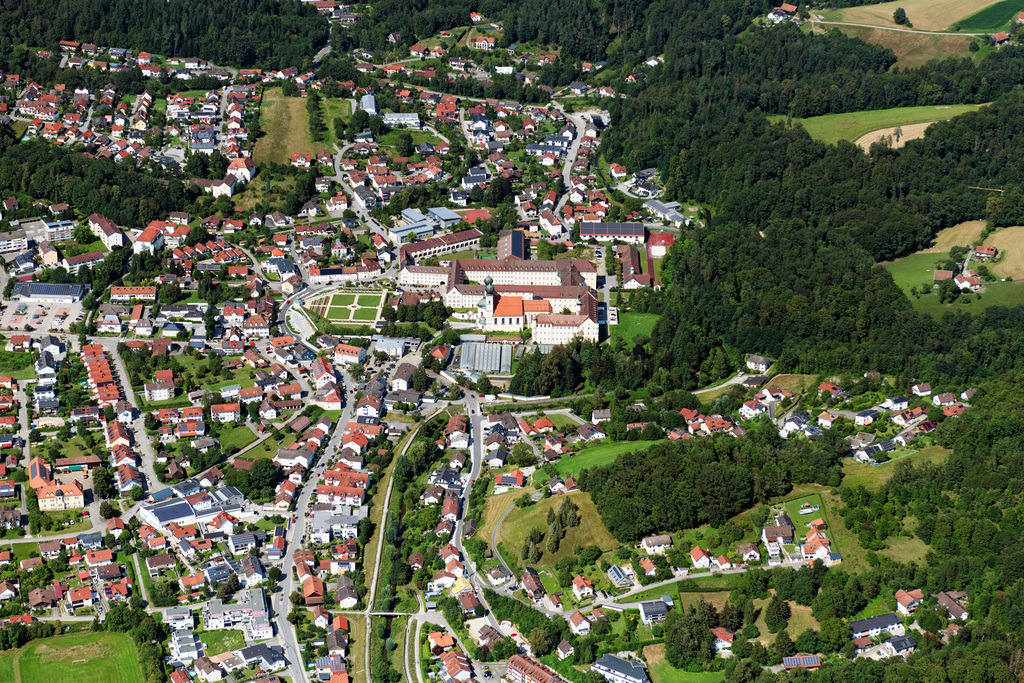 dr__0043461.jpg | METTEN 20.07.2024 Stadtgebiet mit von Wald- und Forstflächen umsäumten Außenbezirken und Innenstadtbereich in Metten im Bundesland Bayern, Deutschland. // Urban area with outskirts and inner city area surrounded by woodland and forest areas in Metten in the state Bavaria, Germany. Foto: Daniel Reiter