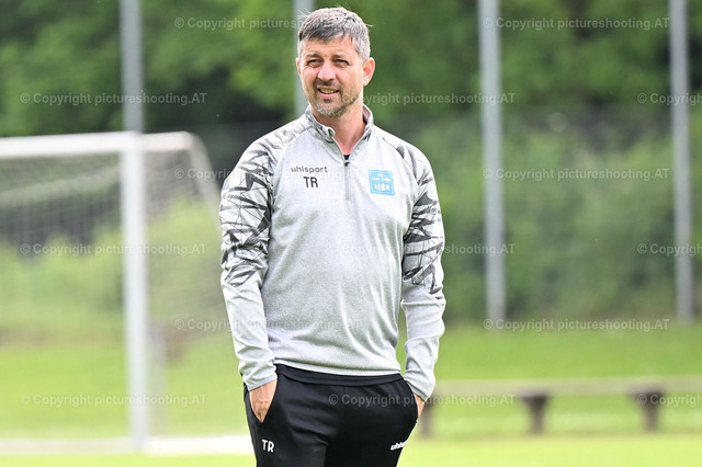 mikovits-20240507-0023 | Image shows head coach Gerald Scheiblehner (BWL) during warm up, PK LASK, Sport, Bundesliga, Fußball /Foto: Albert Mikovits Datum 20240507