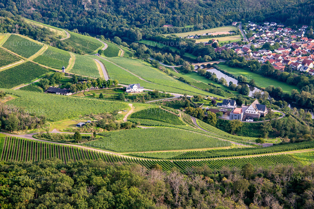Luftbild: Hotel Gut Hermannsberg und Gutsverwaltung Niederhausen Schlossböckelheim in Niederhausen im Bundesland Rheinland-Pfalz in Deutschland. Foto: IMG_138222.jpg vom 03.09.2023 durch Werner Riehm/FLY-FOTO.deauf Gut Hermannsberg