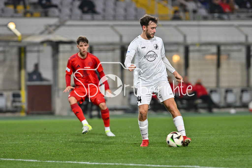 FC Bayern Amateure - TSV Schwaben Augsburg | am Ball Elias Rudolf HERZIG (TSV #24) / Freisteller / Einzelfoto / Regionalliga Bayern: FC Bayern Muenchen II - TSV Schwaben Augsburg, Gruenwalder Stadion am am 25.10.2024