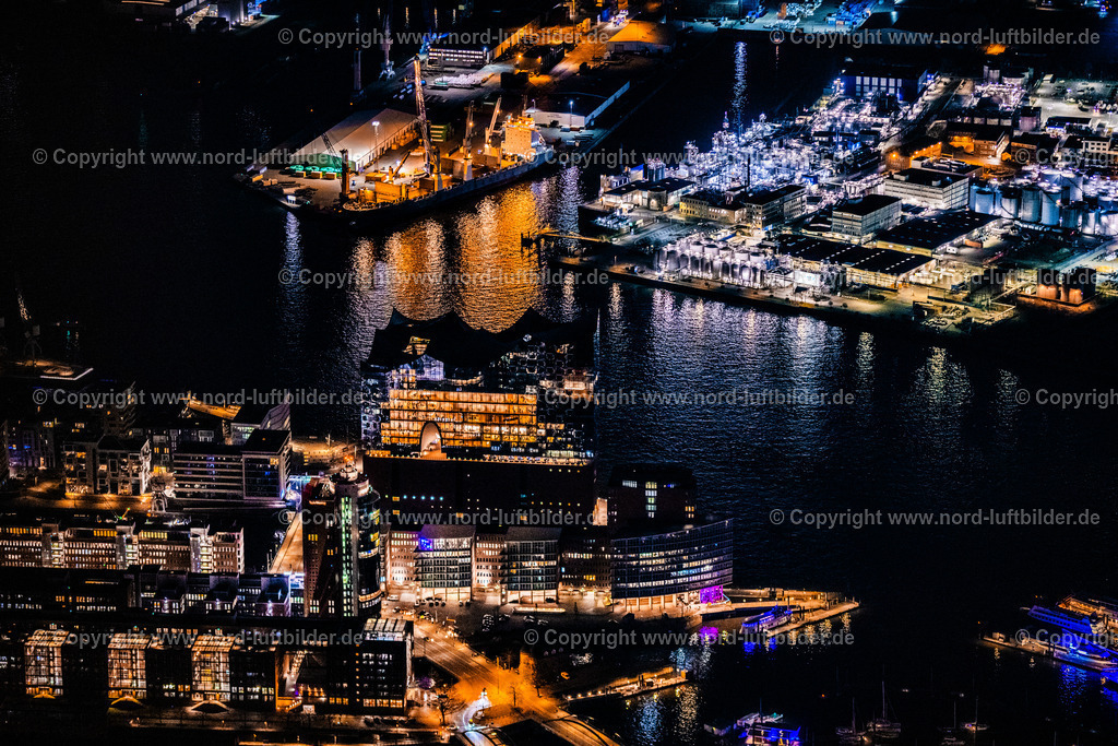 Hamburg_Elbphilharmonie_Nachtaufnahme_ELS_7633060325 | HAMBURG 06.03.2025 Nacht- Lichter und Beleuchtung Elbphilharmonie am Ufer der Elbe am Platz der Deutschen Einheit in Hamburg. Das Konzerthaus- Gebäude im Stadtteil Hamburg-HafenCity befindet sich am Ufer der Elbe der Hansestadt. Weiterführende Informationen bei: HOCHTIEF Aktiengesellschaft AG,  HamburgMusik gGmbH,  ReGe Hamburg Projekt-Realisierungsgesellschaft mbH. // Night lighting the Elbe Philharmonic Hall on the river bank of the Elbe on place Platz der Deutschen Einheit in Hamburg. Further information at: HOCHTIEF Aktiengesellschaft AG,  HamburgMusik gGmbH,  ReGe Hamburg Projekt-Realisierungsgesellschaft mbH. Foto: Martin Elsen