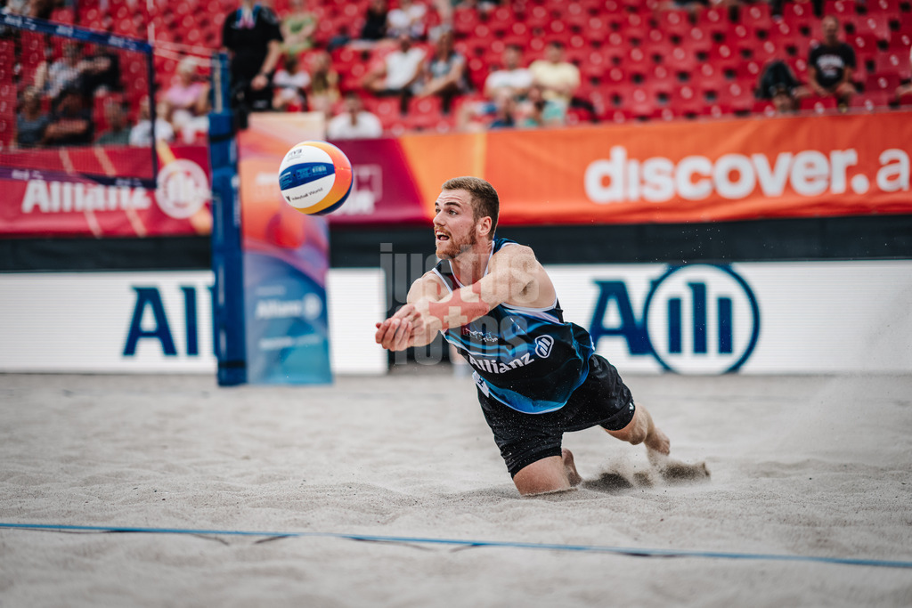 Beachvolleyball | Männer | Allianz German Beach Tour 2024 | Tourstop Kühlungsborn 2 | 15.08.2024 | Luis Henrichs springt zum Ball