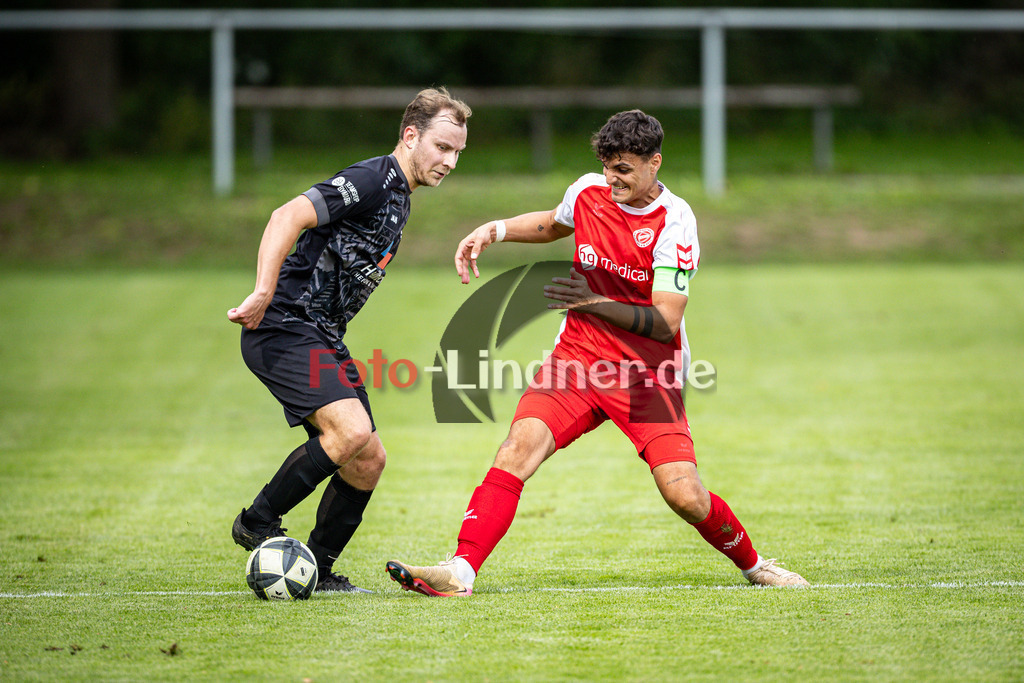 SV Raisting gegen MTV München | Fußball Herren Bezirksliga Oberbayern Süd 2025/26 9. Spieltag, SV Raisting gegen MTV München, 20250913,Zweikampf, 2025-09-13 in Raisting (Raiffeisen Arena Raisting), Valentin DAMMASCH (MTV München Kapitän 10), Gianluca ZANDT (SV Raisting Kapitän 19), Copyright: WolfgangxLindner www.foto-lindner.de