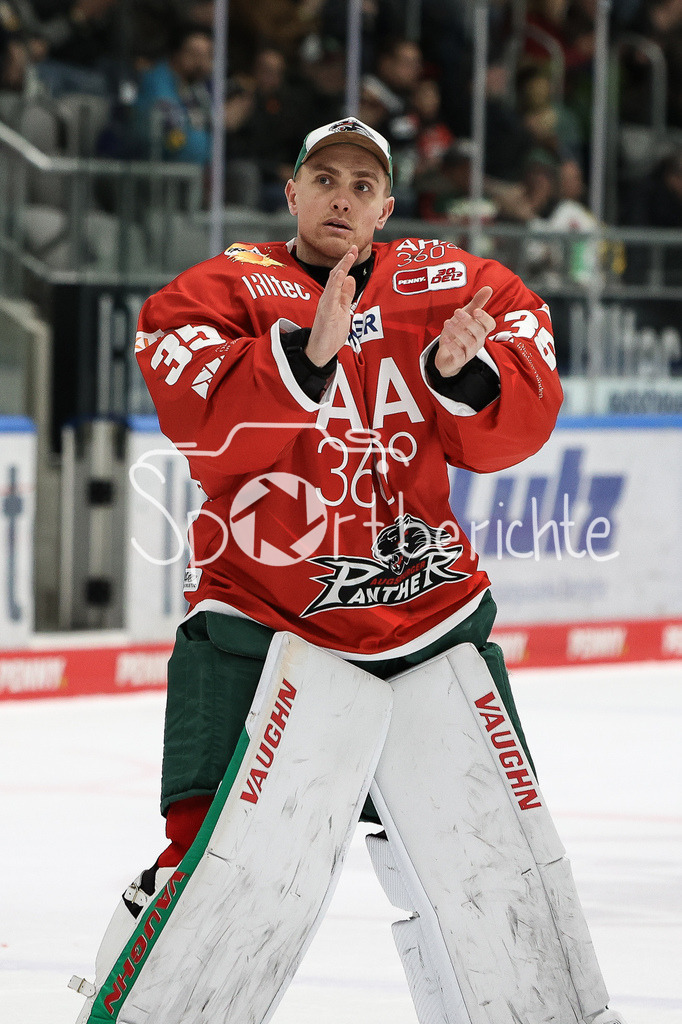 Augsburger Panther - Düsseldorfer EG | Keeper Markus KELLER (AEV #35) bedankt sich bei den Zuschauern nach dem Abstieg des AEV / Traurig / enttaeuscht / Traenen / Symbolbild