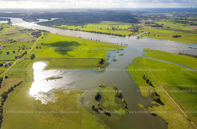 Voerde241009447 | Luftbild, Überschwemmungsgebiet am Fluss Rhein zwischen Hafen Emmelsum und Ortsteil Spellen, â€‹gegenüber NSG Rheinaueâ€‹ zwischenâ€‹ â€‹Büderich und Wallach, Fernsicht und blauer Himmel mit Wolken, Spellen, Voerde, Niederrhein, Nordrhein-Westfalen, Deutschland