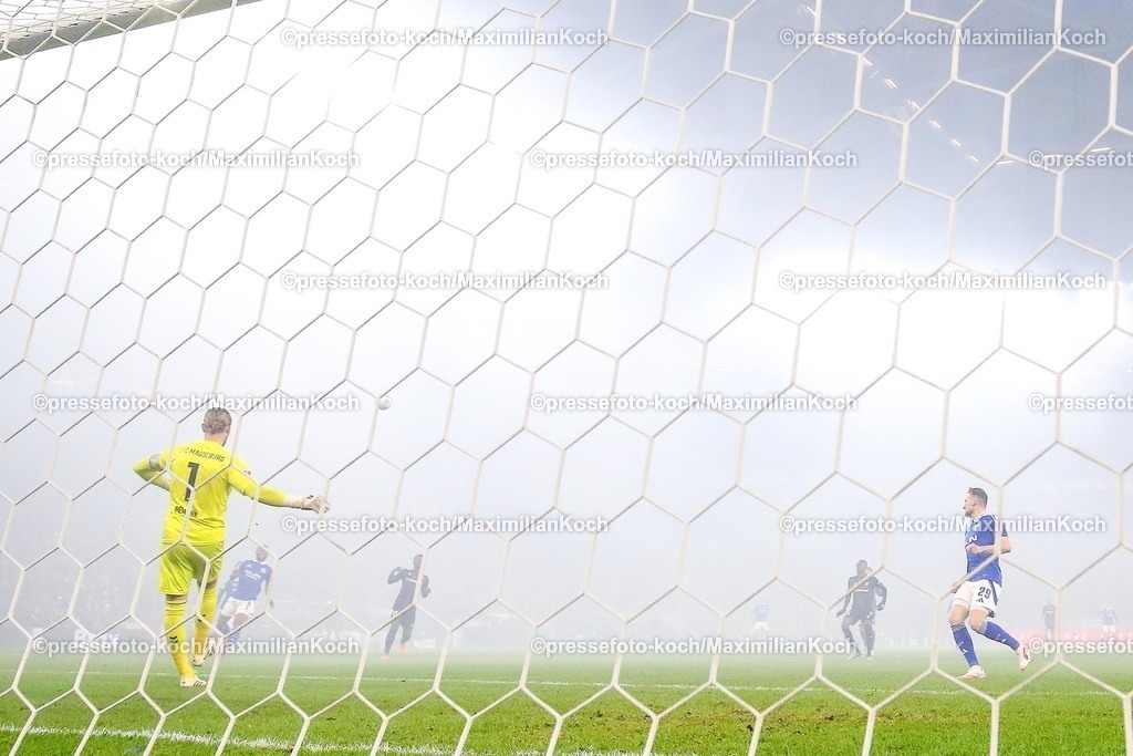 S0401022501083 | 01.02.2025, Fußball, FC Schalke 04 - 1. FC Magdeburg, 2.. Fußball Bundesliga, 20. Spieltag, Veltins-Arena Gelsenkirchen, Saison 2024 2025: Dichter Nebel nach der Choreografie im Stadion DFB regulations prohibit any use of photographs as image sequences and or quasi-video.