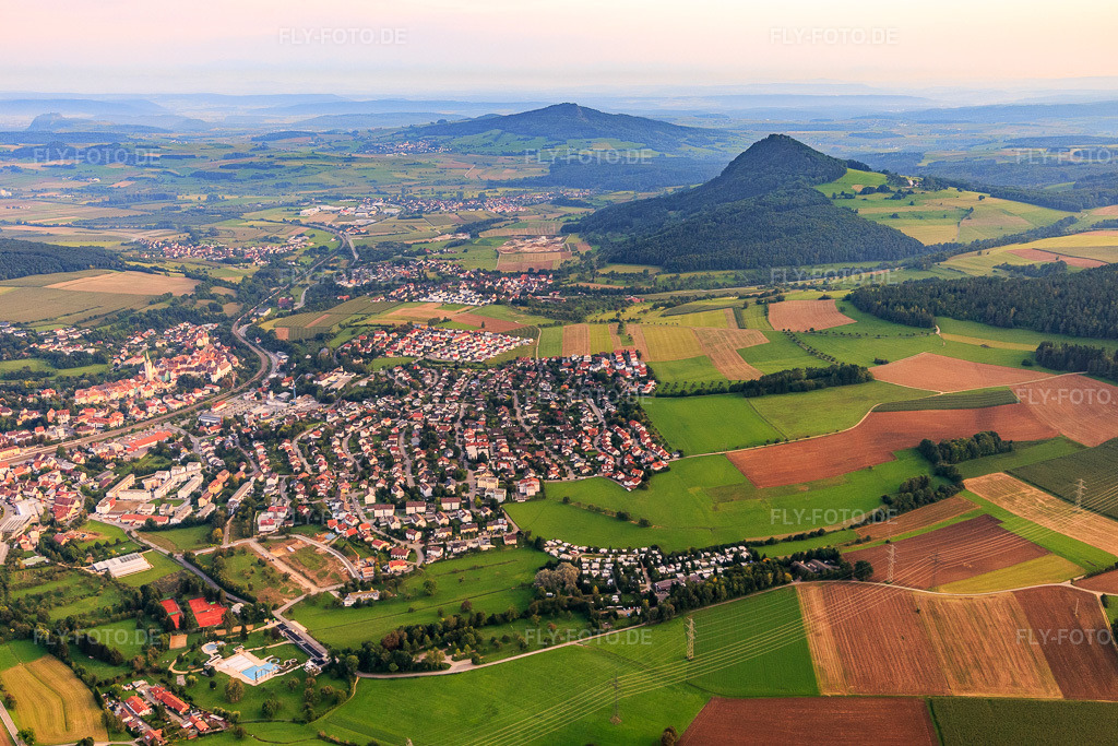 Luftbild: Ortsansicht aus Nordosten mit Camping Sonnental, Hui Erlebnisbad und Blick zu den Hegauvulkanen in Engen im Bundesland Baden-Württemberg in Deutschland. Foto: IMG_102813.jpg vom 25.08.2017 durch Werner Riehm/FLY-FOTO.deCamping Sonnental