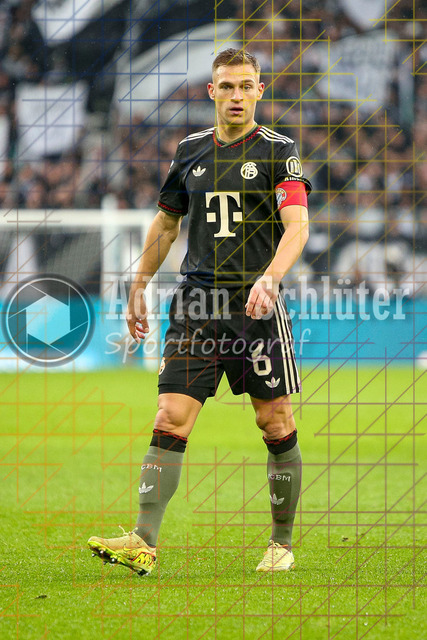 Borussia Mönchengladbach vs FC Bayern München - Bundesliga  | Mönchengladbach, Deutschland, 25.10.25:   Joshua Kimmich (FC Bayern München) schaut waehrend des Spiels der Bundesliga zwischen Borussia Mönchengladbach vs FC Bayern München im Stadion im Borussia Park(Foto von Brauer-Fotoagentur / Adrian Schlueter)
