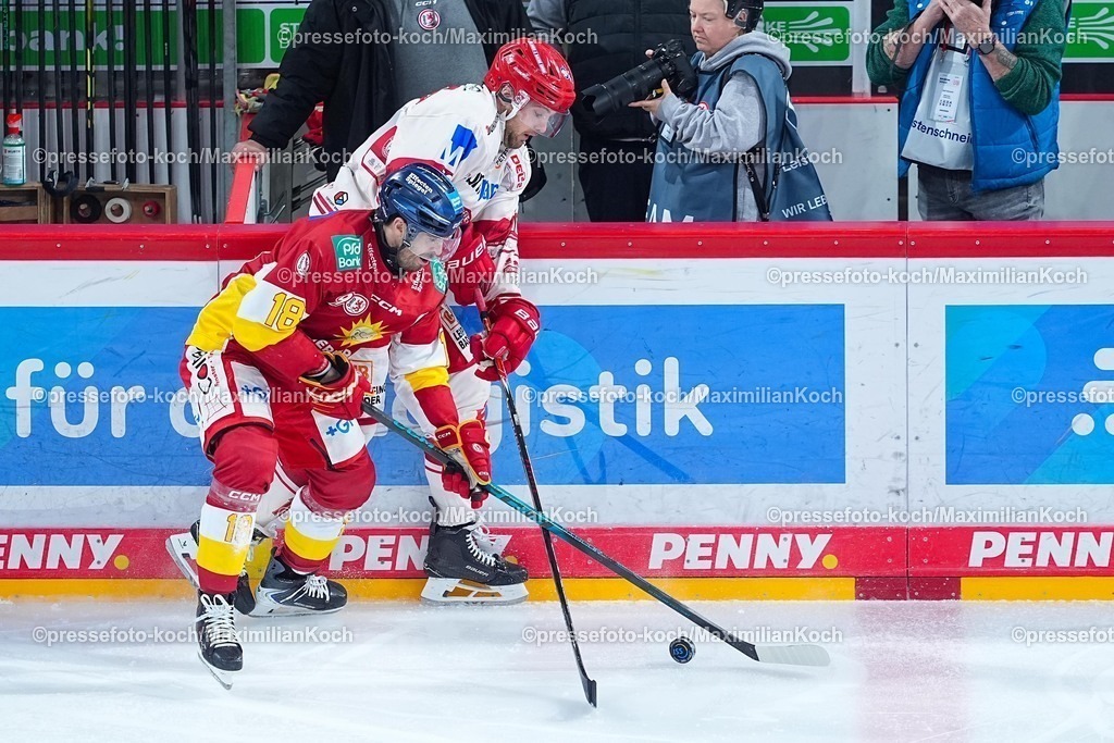 xYDRx20022601003 | 20.02.2026, xydrx, Eishockey, DEL2, Düsseldorfer EG - EV Landshut, PSD Bank Dome Düsseldorf: Michael Clarke (Düsseldorfer EG #18) im Zweikampf gegen Julian Kornelli (EV Landshut #10)   Photo: xYannisxDreimannxPressefotoKochx