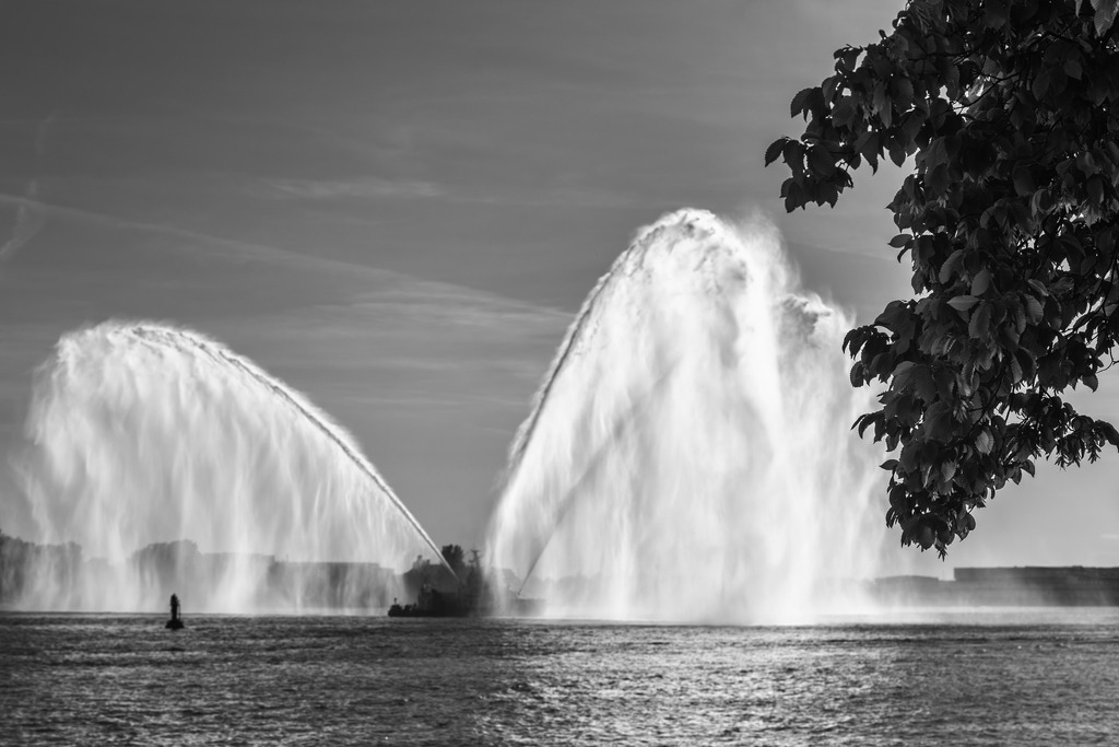 2025_05_11_HH-TEUFELSBRUECK-836 HAFENGEBURTSTAG_MCP8243 sw | Hochwertig gedruckte Fotografien für die Wand, als Kalender und zum Verschenken. Hamburg & Norddeutschland und überall wo ich mit der Kamera unterwegs war.