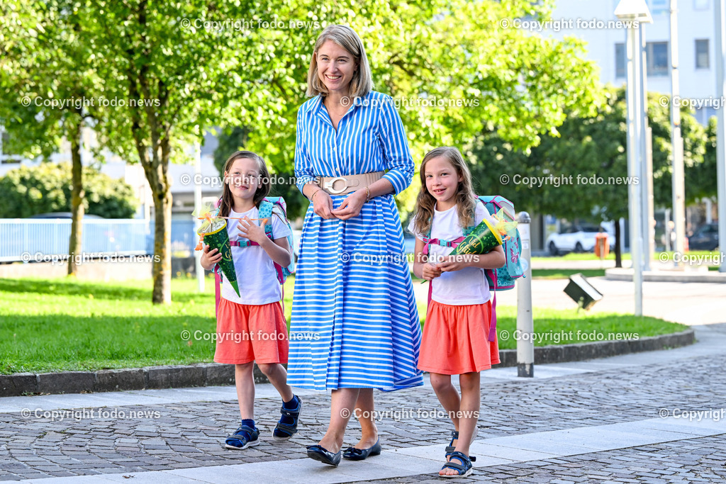 Bildungsdirektion Linz_ Schulstart_ 06.09.2023-2 | 06.09.2023, Linz, AUT, Bildungsdirektion Linz, Schulstart 2023, im Bild LH-StvIn Christine Haberlander (VP) mit den Schulanfaengerinnen Alisa und Elena (beide 7, Zwillinge)