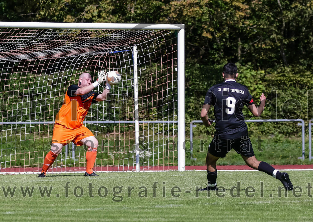 2023-09-02_040_SG_Markt_Schwaben_II_gegen_SV_Internationale_Taufkirchen_II | Markt Schwaben, Deutschland, 02.09.2023:
Fußball, C-Klasse 2023 / 2024, 3. Spieltag, (SG) Markt Schwaben II gegen SV Internationale Taufkirchen II, Endergebnis: 6:2

Torwart Sebastian Handrick (SG Markt Schwaben, #23), Ömer Eksi (SV Internationale Taufkirchen, #9)

Foto: Christian Riedel / fotografie-riedel.net