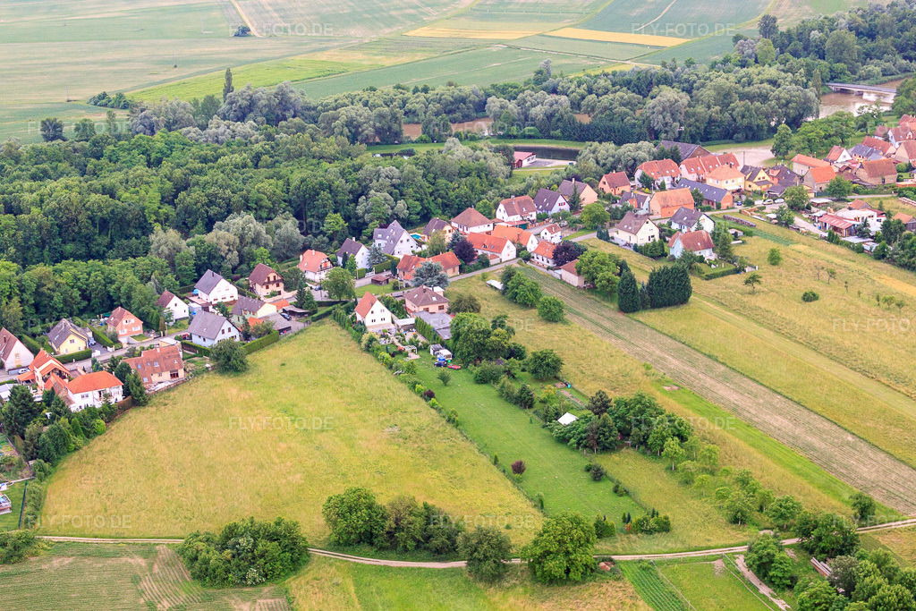 Luftbild: Ortsansicht aus Norden in Rountzenheim im Bundesland Bas-Rhin in Frankreich. – Foto: IMG_28804.jpg vom 14.06.2010 durch Werner Riehm/FLY-FOTO.de – Auflösung des Originals: 4752 x 3168 px