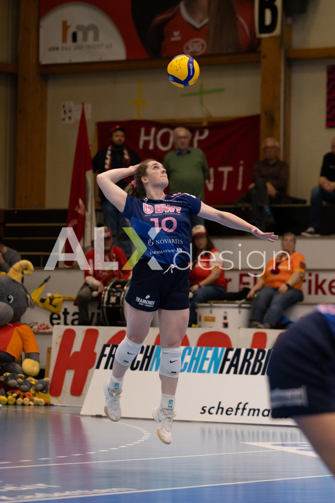 Volleyball I Frauen I Saison 2025-2026 I Volleyball NLA | Women I 1/2 Finals I  VC Kanti Schaffhausen - Sm'Aesch Pfeffingen I 07.03.2026 | 10 Jillian Gillen (USA) (Sm'Aesch Pfeffingen) – Außenangriff - Realisiert mit Pictrs.com