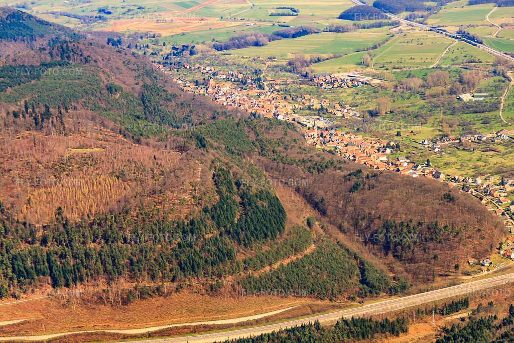 Aerial view: View of the town from the west in Eckartswiller in the state Bas-Rhin, France. – Photo: IMG_38531.jpg taken on 03/20/2011 by Werner Riehm/FLY-FOTO.com – Resolution of the original: 4752 x 3168 px