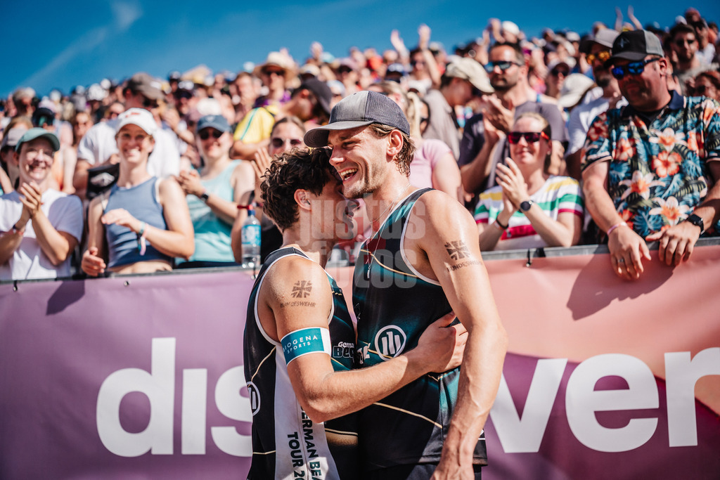 Beachvolleyball | Männer | Deutsche Meisterschaften 2025 Timmendorfer Strand | 07.09.2025 | v.l. Lui Wüst und Paul Henning jubeln nach dem Sieg im Halbfinale