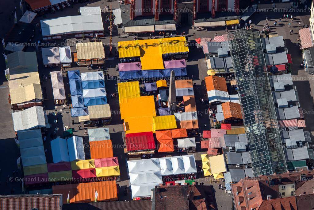 3701374 | Weindorf mit seinen bunten Ständen auf dem Oberen - und Unterem Markt