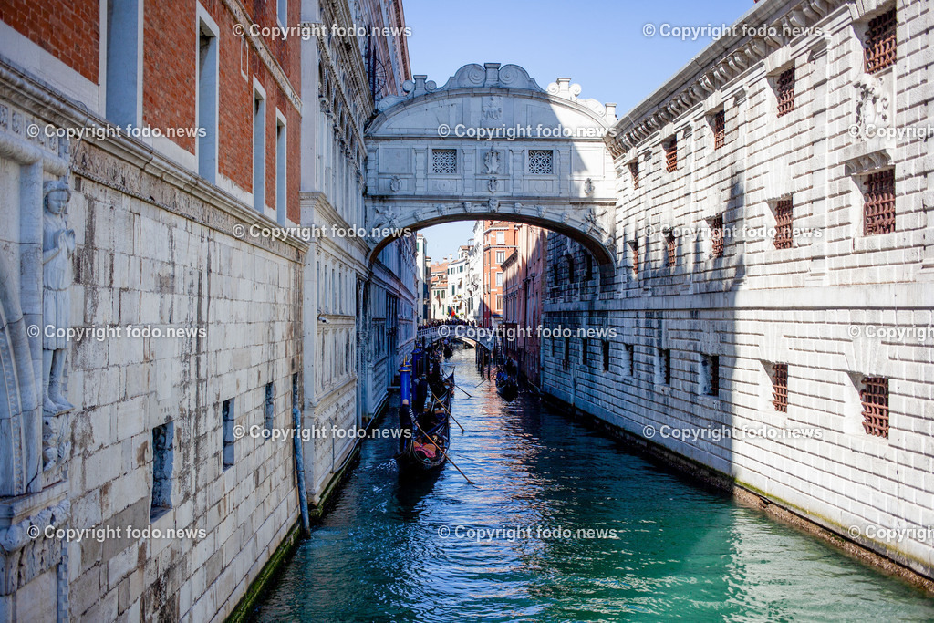 Italien_ Venedig_ 03.03.2025-38 | 03.03.2025, Italien, ITA, Venetien, Venedig, im Bild Venedig, Stadtansichten, Touristen, Reisefeature, Karneval, Masken, maskiert, venezianisch, Reise, Venedig, Venezia, Venetien, Stadtansicht, Campanile, Canale Grande, Markusplatz, Markuskirche, Touristen, Gondel, Gondolere, Faehre, Motorboot, Wassertaxi, Vaporetto, Adria, Lagune, Pfahlbauten, Bruecke, Rialtobruecke, La Gondola, Dogenpalast, Italien, Creativ, Kreativ