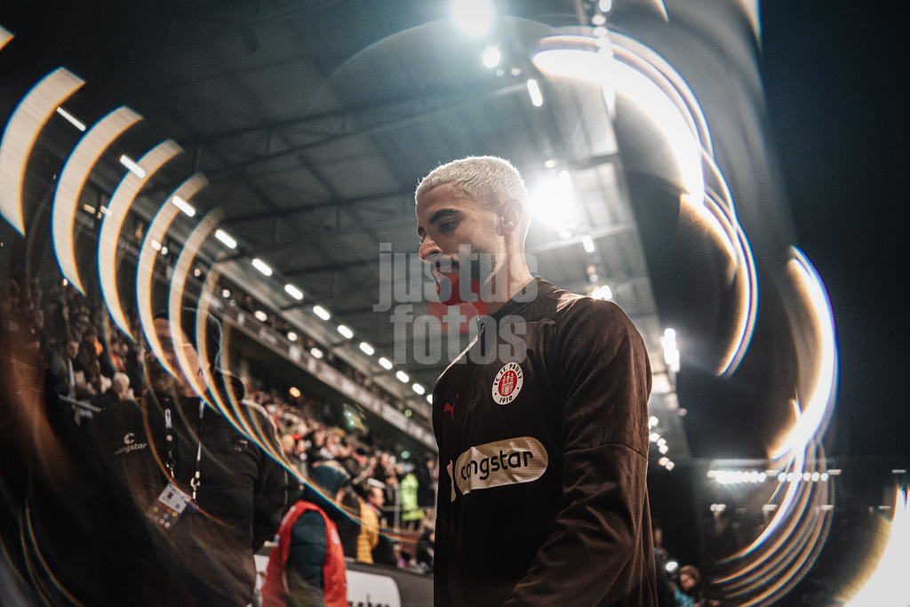 Fußball | Männer | Saison 2024/2025  | Fußball-Bundesliga | 26. Spieltag | FC St. Pauli vs. TSG Hoffenheim | 14.03.2025 | Elias Saad (#26, FC St. Pauli) auf dem Weg in die Kabine