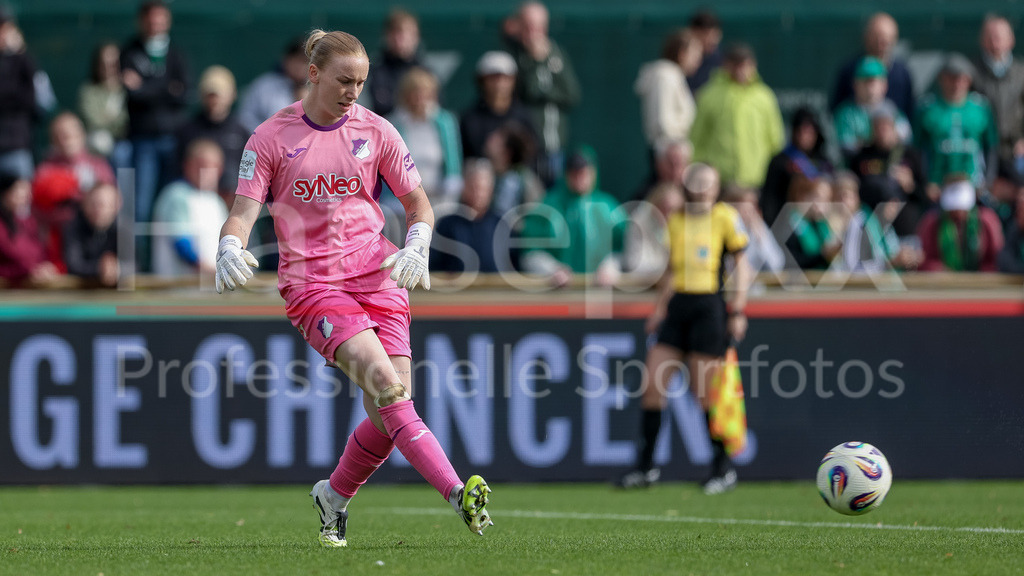 Fussball, Google Pixel Frauen-Bundesliga, SV Werder Bremen - TSG 1899 Hoffenheim | Laura Dick (Torhüterin, TSG 1899 Hoffenheim, 1) am Ball, Freisteller, Einzelbild, Ganzkörper, Aktion, Action, Spielszene, DIE DFB-RICHTLINIEN UNTERSAGEN JEGLICHE NUTZUNG VON FOTOS ALS SEQUENZBILDER UND/ODER VIDEOÄHNLICHE FOTOSTRECKEN. DFB REGULATIONS PROHIBIT ANY USE OF PHOTOGRAPHS AS IMAGE SEQUENCES AND/OR QUASI-VIDEO.
